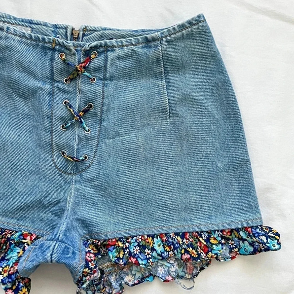 Vintage 90’s Paris Blues Floral Lace Up Denim Shorts - Picture 2 of 9